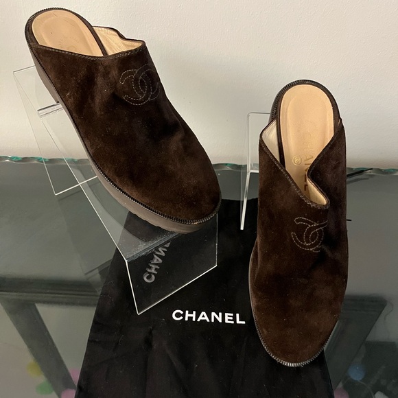 CHANEL Brown Soft Suede Leather Mules Clogs Shoes. Made in Italy. Size 39/9 - Picture 1 of 10